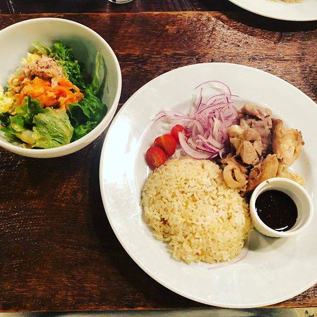 mio on Instagram: “・﻿﻿﻿﻿お昼はチキンライス！﻿﻿サラダもちゃんとしててうれしーい😋﻿﻿﻿#ランチ #lunch #青山 #海南チキンライス #サラダドリンク付 #1000円” (86958)