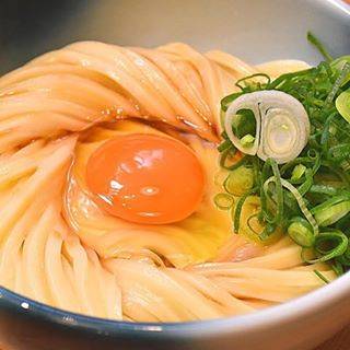 東京カレンダー on Instagram: “卵黄の濃厚な味わいが麺に絡み最高の味わいのこちらのうどん。麺は歯ごたえとコシも感じられるが、一層際立っているのはモチモチと柔らかな食感。山田ガーデンファームの紅花たまごとオリジナルのブレンド醤油をかけて召し上がれ。  #東京カレンダー #東カレ #tokyocalendar…” (87024)