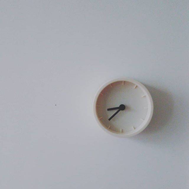 macco on Instagram: “本棚の位置を変えたら、本棚に置いてた時計が見えなくなって不便で、どうしよっかなぁ～と過ごすこと数日。#セリア でちっこいシンプルな時計を発見したので壁にちょんと掛けてみたら、意外といい感じ。#100均 #100均時計” (87457)