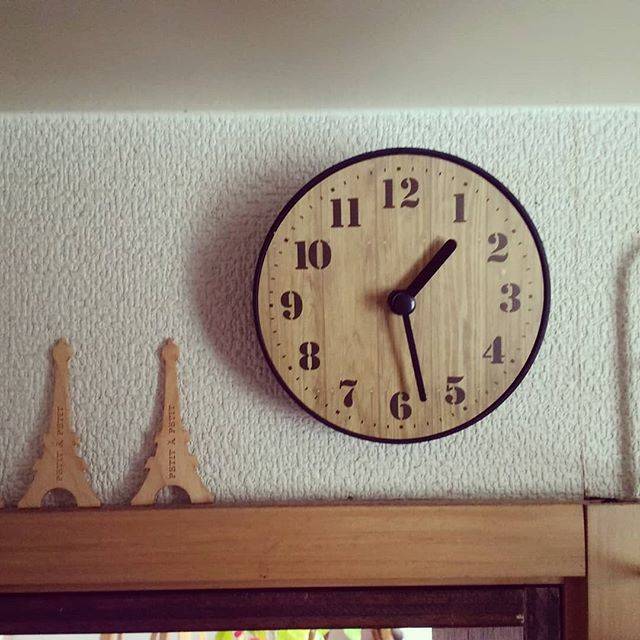 小林綾 on Instagram: “キッチンカウンターのちょっとしたすき間にぴったり(^o^) キャンドゥで見つけた、直径9cmの壁掛時計♪ ウッド調で可愛いです♡  #キャンドゥ　#時計　#壁掛時計　#100均時計　#100均　#キッチン　#キッチンカウンター　#ウッド調…” (87458)