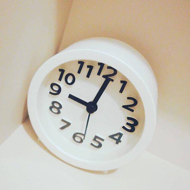 gurumin on Instagram: “ダイソーの時計をトイレに置きました。 ¥300商品 単3電池1本でOK アラーム可能。ライト点灯あり！ シンプルなデザイン👍 トイレで無音状態だと針の音が 聞こえるのが惜しいところ。 他の方は聞こえないとあったのであれれ。  #ダイソー購入品 #ダイソー  #100均…” (87460)