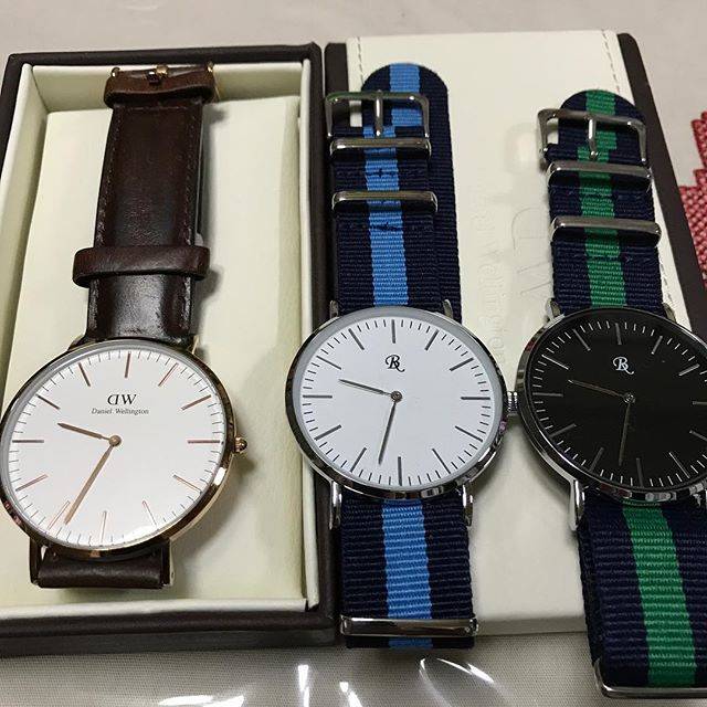 トール on Instagram: “新横浜の日産スタジアムのフリマで、ダニエルウエリントンの革ベルト版、クラシックをゲットしました。右の２本の時計は、ダイソーのソックリさん時計です。まさか、本物が手に入るとは。これから秋にかけて、革ベルトの時計をつけるのが楽しみになりました。#ダニエルウエリントン #dw…” (87469)