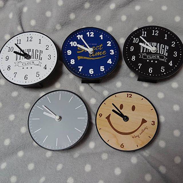 うみーにゃ on Instagram: “うちの#セリア の#時計 たち⏰ . . 上段は、けっこう前に購入したもの 下段は、先日購入したものです . .  いろんな場所にちょこちょこ飾ってます😉 どれもお気に入りです🖤💙 . .  #100均  #プチプラ  #100均時計  #プチプラ時計 #100均雑貨…” (87470)
