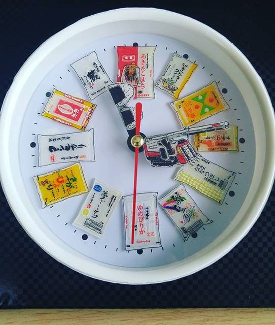 Tetsuya Nishimura on Instagram: “アイス時計の次に作りました。　 お米時計です。長針は、お米収穫の コンバインです。短針は、おにぎりにしました。お米の種類がいっぱいあるんだなと思いました。 お米は大好きなので、農家さんに感謝です。 #プラバン #プラ板  #100均時計 #100均時計アレンジ #お米時計…” (87479)