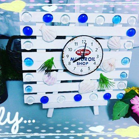 Wako Ota on Instagram: “今日は朝から頭痛で休んでいましたが、夕方から復活！ダイニングに時計がなかったので、100均で小さな時計を買ってきて、うちにあった色んな雑貨で飾り付け。夏バージョン。#100均時計#工作#GW始まった#イーゼルの使い方#すのこ” (87482)