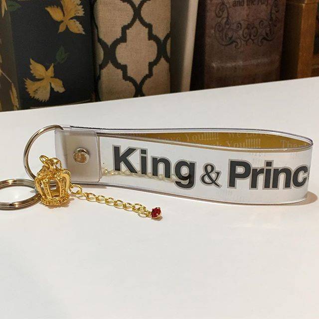 @t_moet.1024 on Instagram: “King&Princeのコンサートに行った会社の先輩が、 銀テープキーホルダーを手作りしてプレゼントしてくれました✨ しかも、ティアラ👑に紫耀くんカラーの赤いストーン付き❤️ うれしすぎます💕💕 #kingandprince  #firstconcerttour2018…” (87598)
