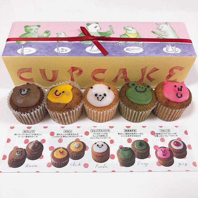 yuri☺︎ on Instagram: “🐻🐥🐼🐸🐷🧁きっと7割ぐらいの人は上の砂糖の塊感つよめアイシングとって食べてると思う(勝手な決めつけ)#cupcake #fairycakefair #ベイクドzoo #東京駅 #全部味違う #パンダおいしい🐾” (88039)