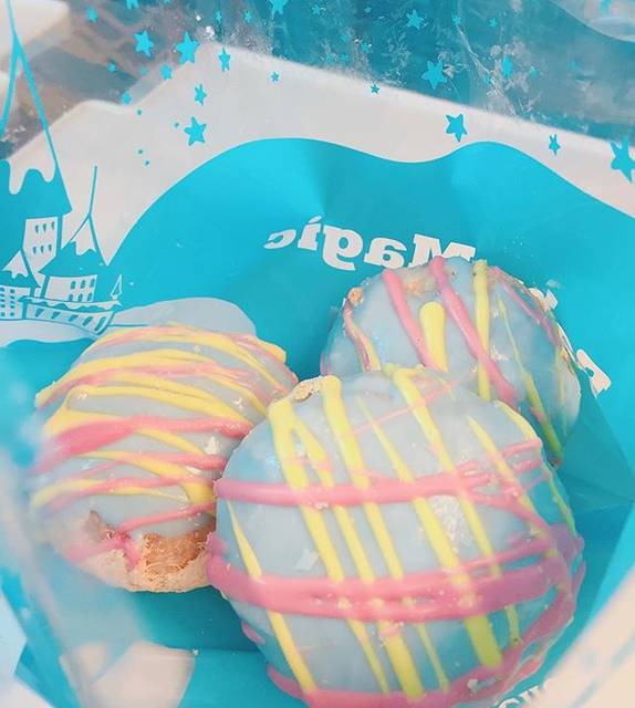 ♡︎ma_risu♡︎ on Instagram: “魔法のお菓子の星の国✨✨✨ マジカルプチレインボーシュー 新大阪駅でみつけたっ(๑´ㅂ`๑)💕 ・ 中身は青いよ💙💙💙 ・ ・ ・…” (88144)