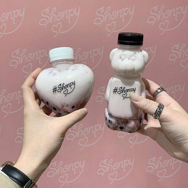 MERY SPOT on Instagram: “. 歩きながら食べられるハンドパフェ専門店『Shonpy（しょんぴぃ）』からハートボトルのキラキラドリンクやくまさんボトルのタピオカが発売中♩ボトルとドリンクは自分でオーダーできるので、自分好みにカスタムしてみてね♡また、4月27日から原宿店（ @shonpy_harajuku…” (88297)