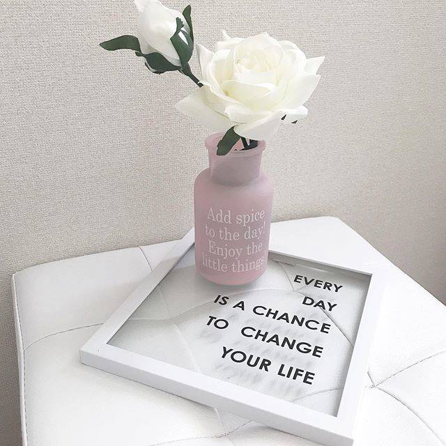michiko on Instagram: “こんにちは☺️﻿ ﻿ 先日買ったキャンドゥのボトルに﻿ ダイソーのお花を入れてみました💓﻿ ピンク×ホワイトが可愛い😍﻿ ﻿ キャンドゥのアートポスター﻿ 置きにして、トレイとして使っても﻿ お洒落だと思いました☺️﻿ ﻿ 使い道がありすぎて..﻿…” (88784)