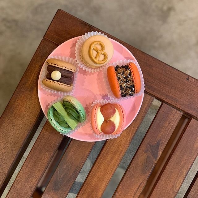 @thesugarforest_tokyo on Instagram: “こんにちは！写真はソルティーキャラメル、テジバ、ブドウチーズケーキ、京都抹茶、真珠チョコでございます、そろそろハロウィンの為にお店の中もハロウィンぽく飾ってます😊まだマカロン少し残ってますのでよろしくお願いします🙇‍♂️明日も頑張ります🙇‍♂️ . . .…” (90468)