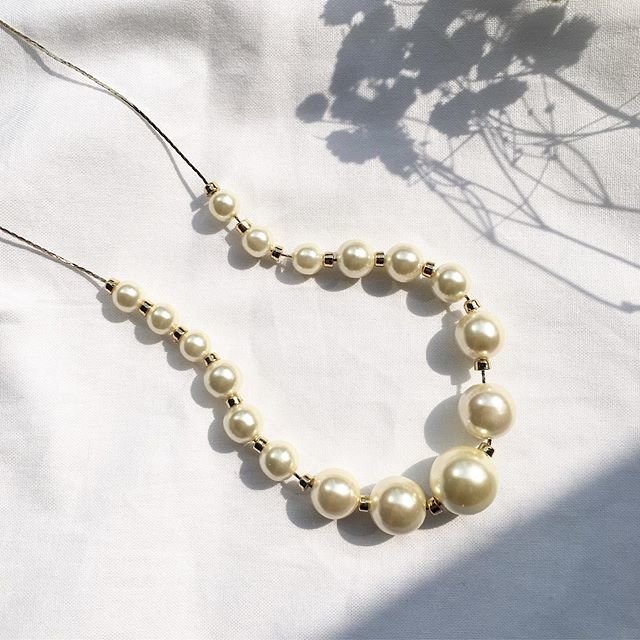 MAYGLOBE Veil on Instagram: “| pearl necklace. . 結婚式や二次会にもつかえるパールネックレス。 . . 1本でも程良いボリューム感で、首周りを華やかにしてくれます。 ブライダルアクセサリーとしても◎。 Ｔシャツなどでカジュアルコーデにも。…” (91068)