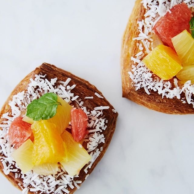 TYSONS & COMPANY on Instagram: “. breadworks天王洲/ecute品川では 夏にぴったりの季節のフルーツを使ったデニッシュが登場。 今回はオレンジ、ピンクグレープフルーツ、パイナップルと口いっぱいにトロピカルなジューシーさが広がります！ぜひお試しください！ .…” (91679)