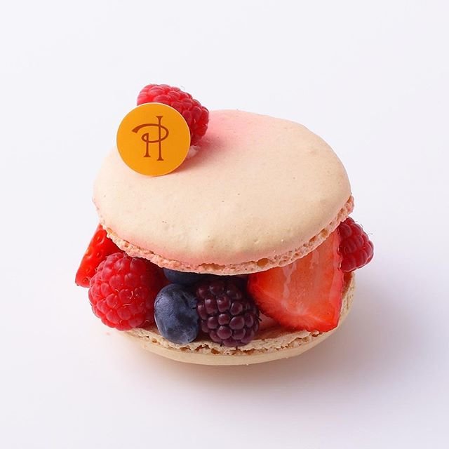 Pierre Hermé Paris - Japon on Instagram: “マカロンを使ったガトー「ルビー」をご紹介🍓 マカロン生地のかりかりとした歯触りのあとに、ふわっとした食感が、そしてレッドフルーツのコンポートが現れます😋 フレッシュフルーツの甘酸っぱさが、まるでジャムのような柔らかな味わいのコンポートと混ざり合います✨ - #ピエールエルメ…” (91723)