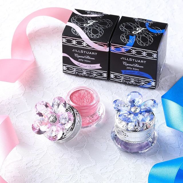 ジルスチュアートビューティ on Instagram: “JILL STUART Crystal Bloom Jelly bijou . クリスタルブルーム 5th Anniversary ～12ヶ月間の特別な贈り物～ . 1年を通してつながっていくアイカラーのコレクション。 好きな香り、色、花、たのしみ方はさまざま。…” (91926)