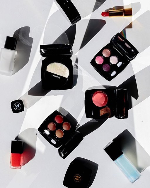 CHANEL BEAUTY on Instagram: “Brighten up your weekend.  PLAYFUL ESSENTIALS: HYDRA BEAUTY Micro Sérum LES 4 OMBRES N°228 Tissé Cambon LE VERNIS N°510 Gitane JOUES…” (91974)