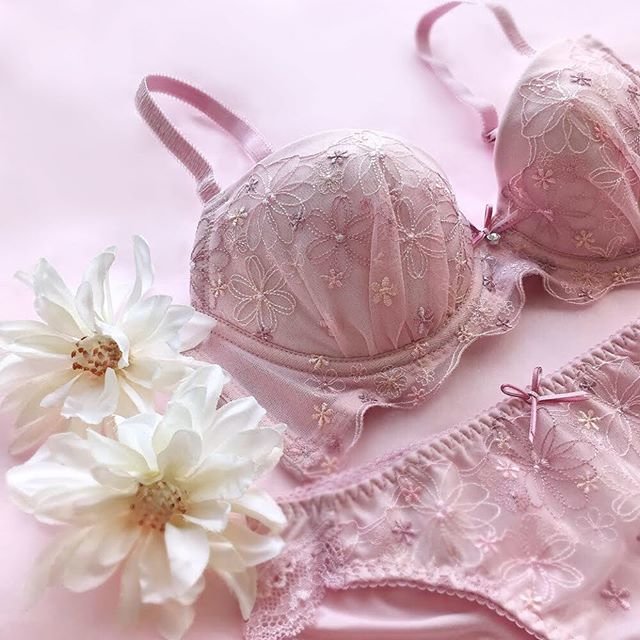 tutuanna on Instagram: “. 永遠のブラ✨新作登場🌿 . . . 淡い花柄刺繍が上品でかわいい印象の #永遠のブラ が登場💋 . カップがお胸をやさしく持ち上げ、きれいなシルエットを作ります。ヘムベルトを使用し、段差ができにくく締め付け感もありません😍 . . . .…” (92407)