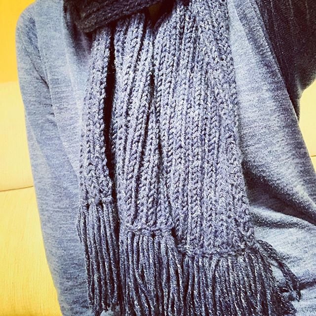 Bell_Mochi on Instagram: “・今年人生初マフラー編みました！修行かと思うくらい進まなくて挫折しかけたけど頑張りました☺・100均の毛糸でも結構暖かいしチクチクしないので作ってよかったです🧣・#手編みマフラー #寒い #100均 #ダイソー” (93340)