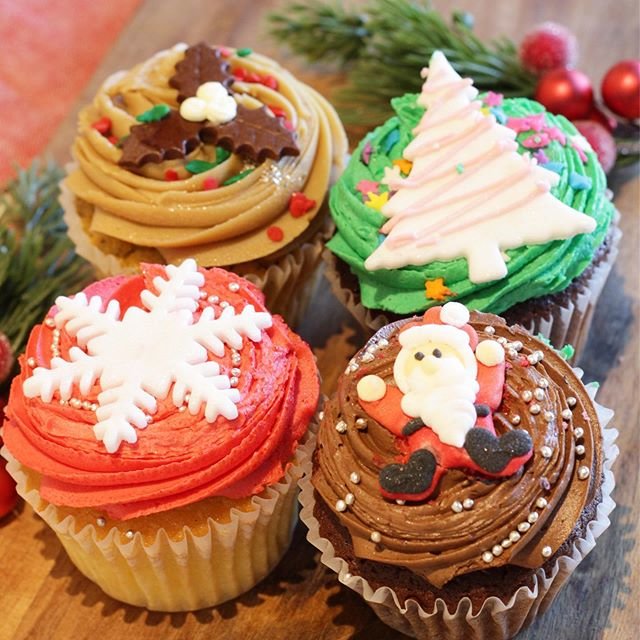 LOLA'S Cupcakes Tokyo on Instagram: “12月！クリスマス🎄カップケーキ解禁です❣バニラ、チョコレートのフレーバーに加え、ロイヤルミルクティもクリスマス使用です。レギュラーサイズ各600円/タイニーサイズ各300円。25日まで毎日祝いしましょう🤩🎄🎁🤩🎄 #ローラズカップケーキ #クリスマス #Xmas…” (93687)