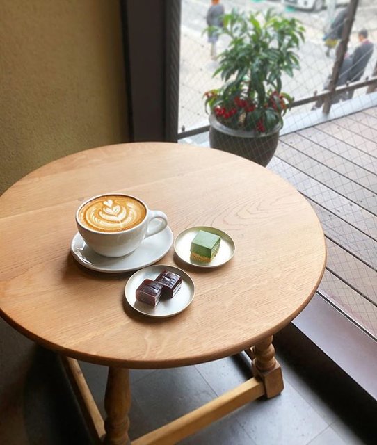 Blue Bottle Coffee Japan on Instagram: “⁠ 京町屋で午後のコーヒー時間。⁠ アンティーク家具と共に、心安らぐひと時をお過ごしください。⁠ ⁠ Photo by ⁠@shienphoto⁠ ⁠ ＊ブルーボトル羊羹 と 抹茶テリーヌ ショコラ は、京都六角カフェ限定でお楽しみいただけます。⁠ ⁠ ⁠…” (95280)