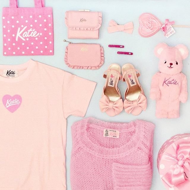 Katie®︎ Official Instagram on Instagram: “💗PINK without Compromise💗﻿ ﻿ ﻿ HEART LOGO tee ¥6,900﻿ FRILL compact wallet ¥11,000﻿ FRILL mini pouch ¥4,900﻿ LINEN RIBBON barrette ¥3,800…” (95559)