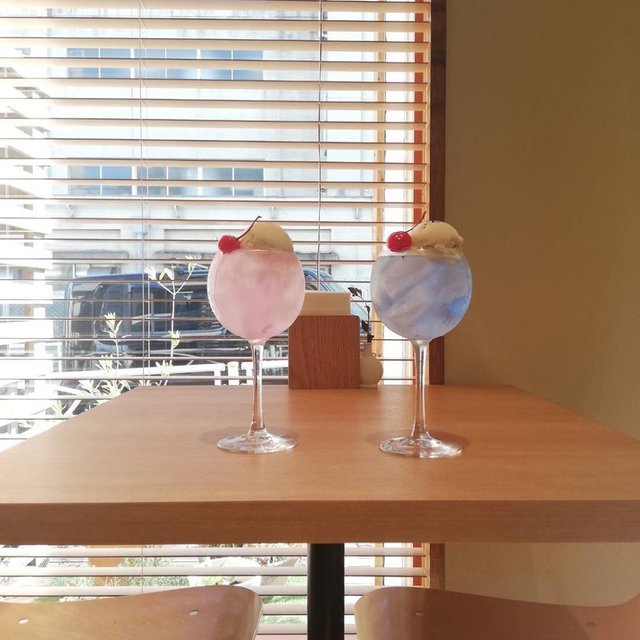 kapi parlor on Instagram: “春のドリンク！ 少し夏っぽい色ですが… 青い方は、 「青春クリームソーダ」！ 「せいしゅん」でも「あおはる」でも「アヲハル」でもお好きにお呼びください。w ラムネ味です。 ピンクは、ご好評頂いております「ピンククリームソーダ」です。 さくら味です。 #カーピーパーラー…” (97552)