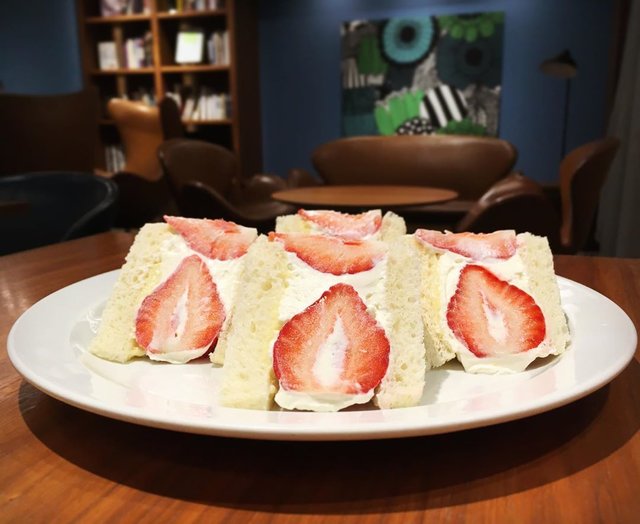 銀座 CENTRE THE BAKERY(公式) on Instagram: “. Strawberry sandwich “Amaou” . . . “Amaou” is a variety of the strawberry in Japan. . . . あまおうサンドイッチ .…” (97645)
