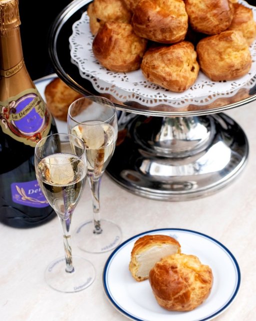 ル・コルドン・ブルー LeCordonBleuJapan on Instagram: “パリ祭を一緒にお祝いしましょう！ カフェ ル・コルドン・ブルーでは、7月14日のパリ祭を祝って、グリュイエールチーズの風味が香ばしいシュー生地にフォワグラとポルト酒入りモルネ―ソースがたっぷり詰まったグジェールを期間限定でご用意しました。…” (97840)