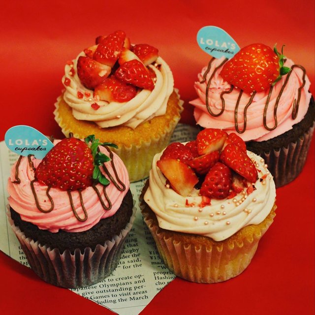 LOLA'S Cupcakes Tokyo on Instagram: “舞浜イクスピアリのストロベリーフェア🍓今日まで2階に出店してます。いつものとは違う、苺の🍓バージョンアップカップケーキです！#ローラズカップケーキ  #ローラズカップケーキ舞浜イクスピアリ  #ローラズカップケーキ原宿  #ストロベリーチーズケーキ  #舞浜イクスピアリ” (97972)