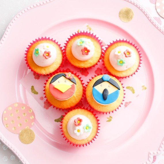 Bellas Cupcakes on Instagram: “🧁🌸ひなまつりカップケーキ🌸🧁 女の子の健やかな成長を願うひな祭りセット。バニラケーキにピンクバタークリーム。手作りのお内裏様とお雛様と花びらのシュガークラフトで華やかです。桃の節句を彩る、桜や桃の花と一緒にコーディネートしてはいかがでしょうか。…” (97979)