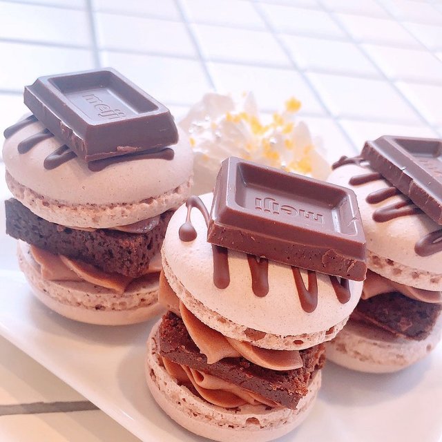 @namchini82cafe on Instagram: “_ _ こんにちはー！ 本日は陽が当たると気持ちいいですねー☺️ _ _ 今週から新発売した"チョコトゥンカロン "🍫 チョコ生地、チョコクリーム、ブラウニー  とチョコ満載！の チョコ好きさんにはたまらないマカロンでございます🥰 _ _ 当店のトゥンカロンは…” (98157)