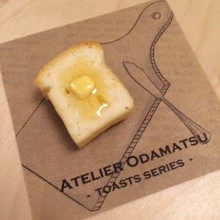 【odamatsu】本物のパンでできた！はちみつたっぷりハニーバタートーストのブローチ (6015)