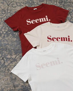 Seemiのロゴが可愛いTシャツ。オフホワイト、ピ...